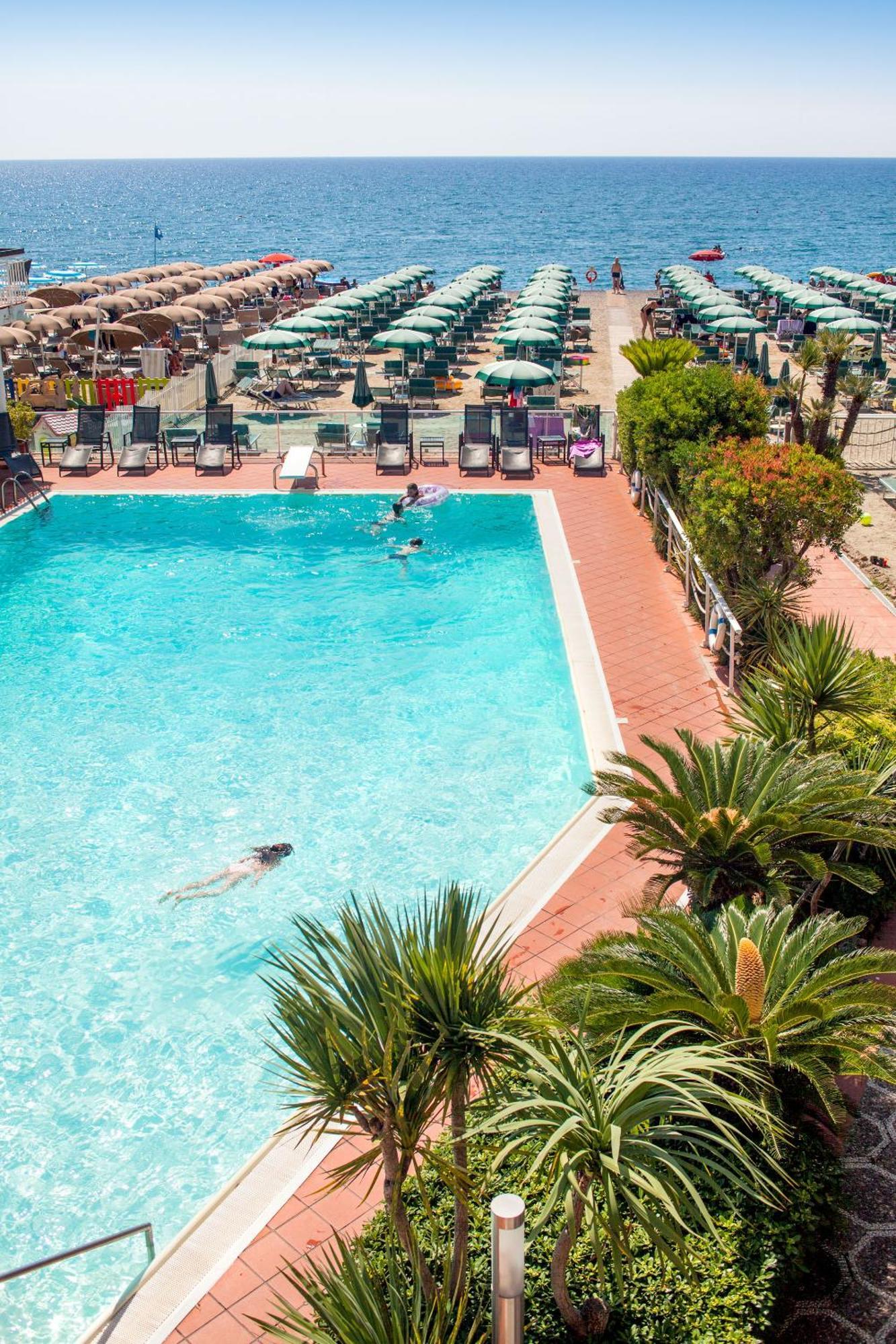 Hotel Gabriella Diano Marina Bagian luar foto