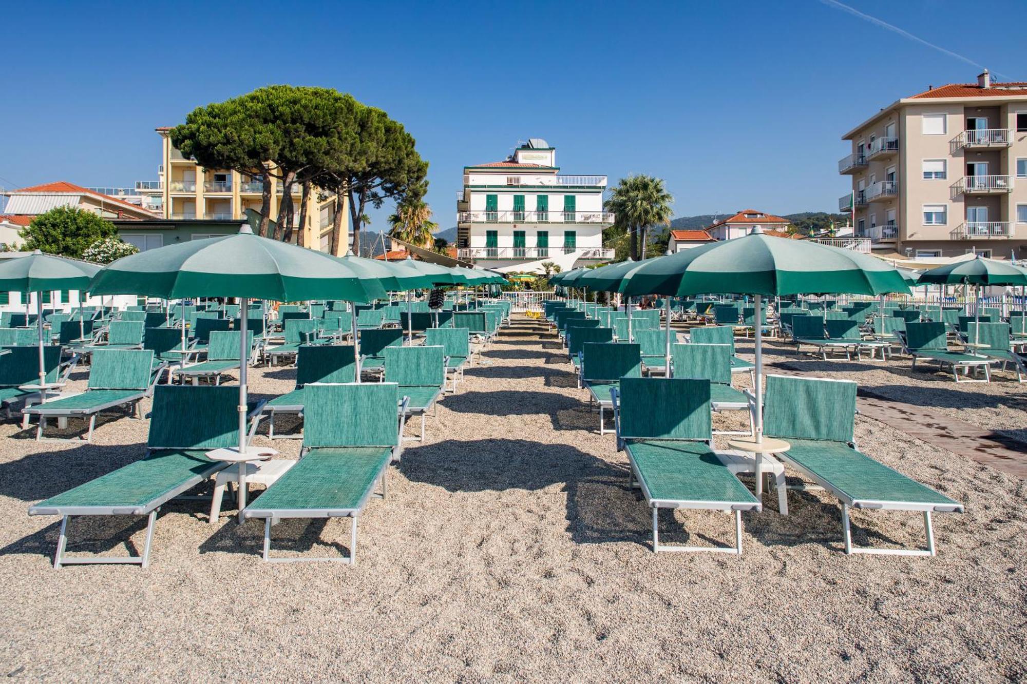 Hotel Gabriella Diano Marina Bagian luar foto