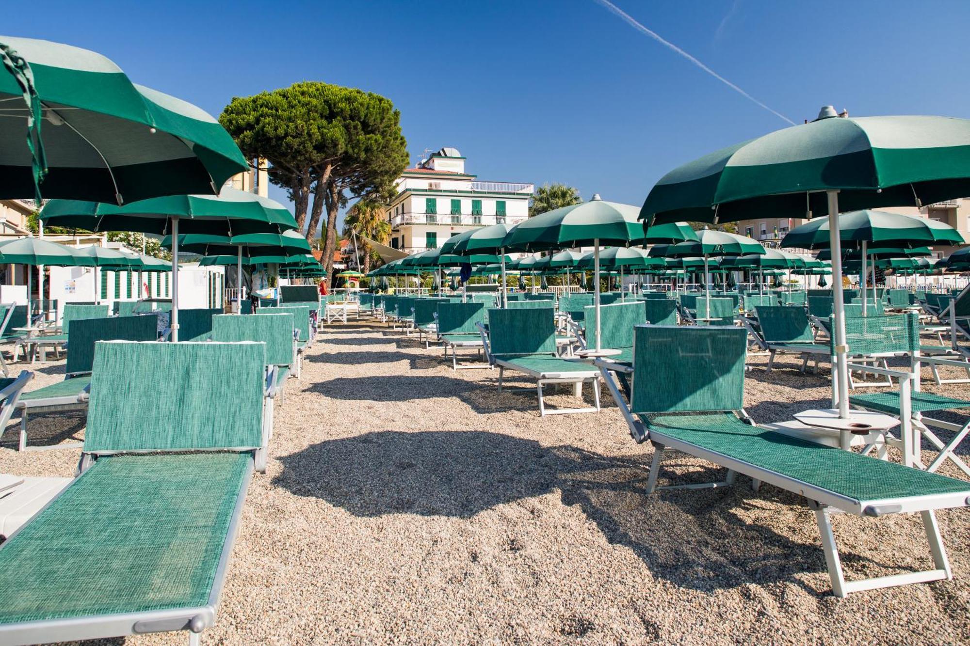 Hotel Gabriella Diano Marina Bagian luar foto