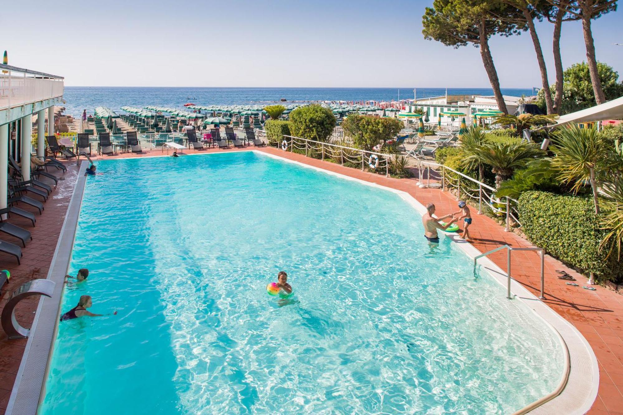 Hotel Gabriella Diano Marina Bagian luar foto