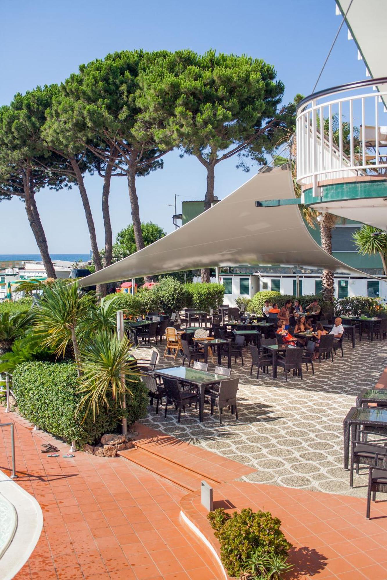 Hotel Gabriella Diano Marina Bagian luar foto