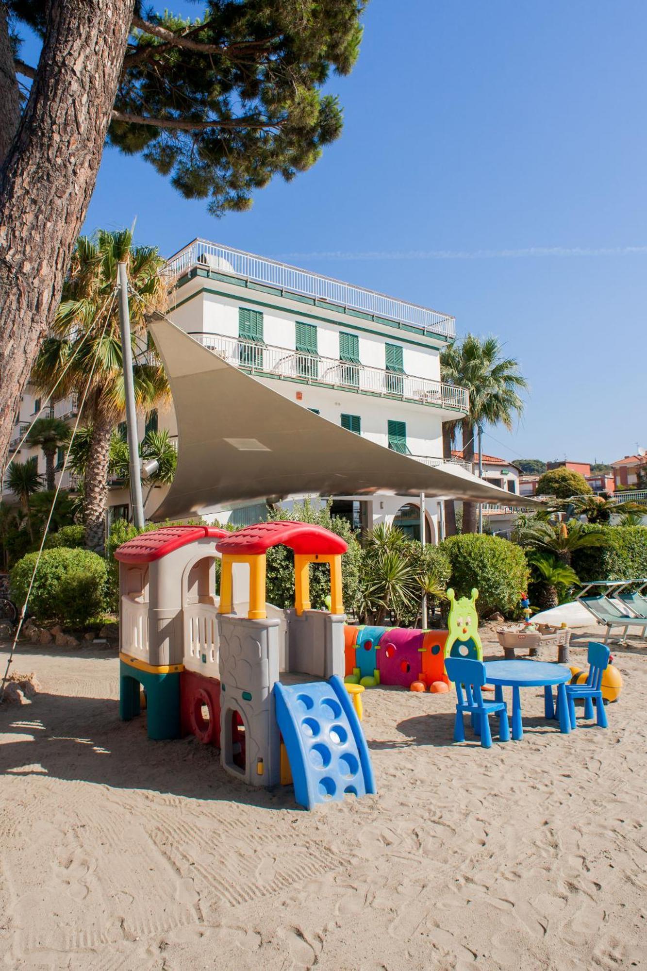 Hotel Gabriella Diano Marina Bagian luar foto