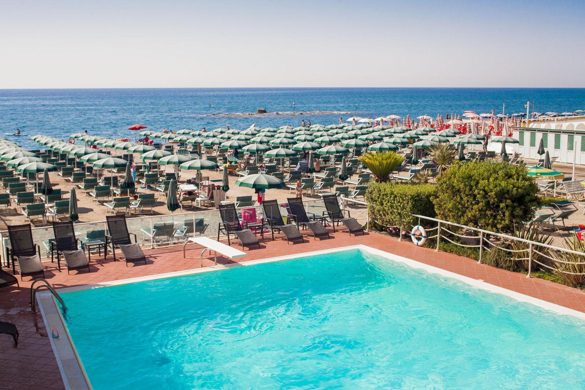Hotel Gabriella Diano Marina Bagian luar foto