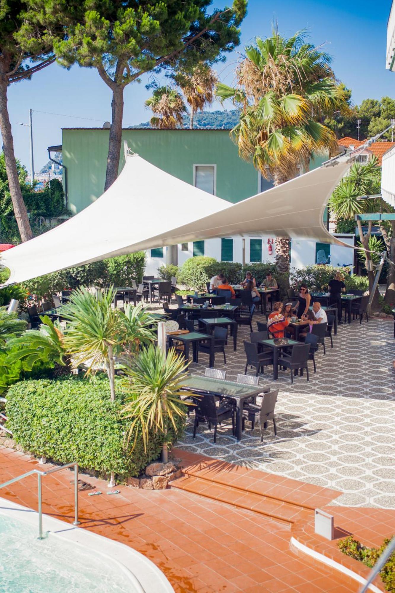 Hotel Gabriella Diano Marina Bagian luar foto