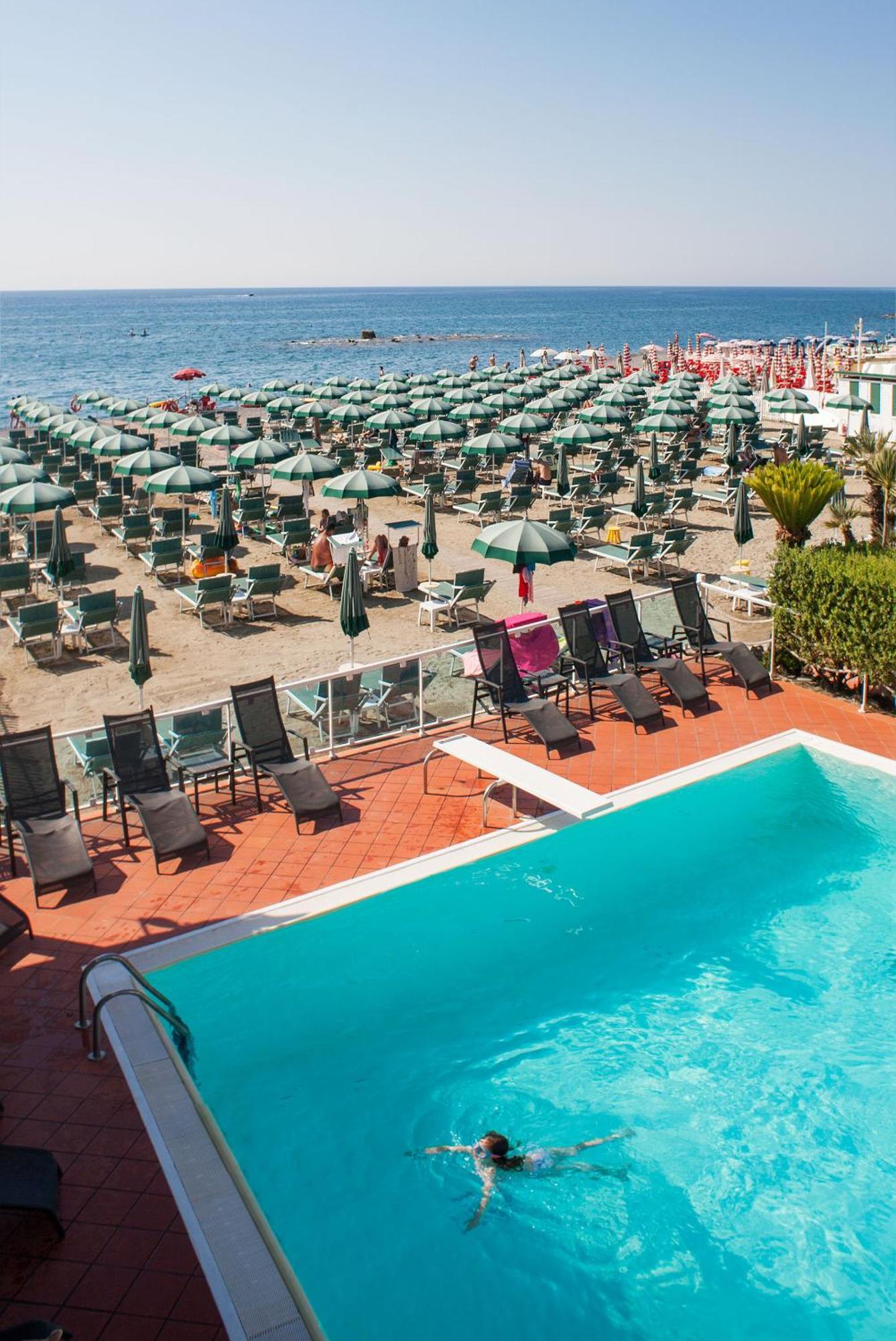 Hotel Gabriella Diano Marina Bagian luar foto
