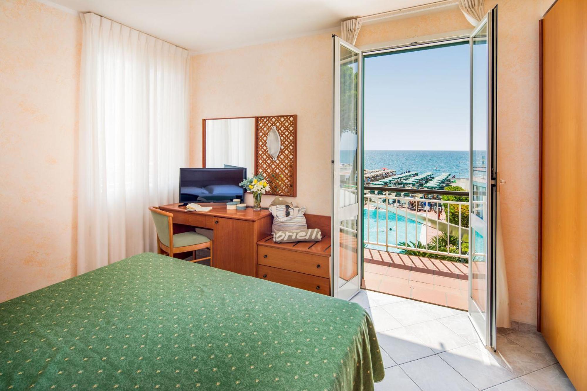 Hotel Gabriella Diano Marina Bagian luar foto