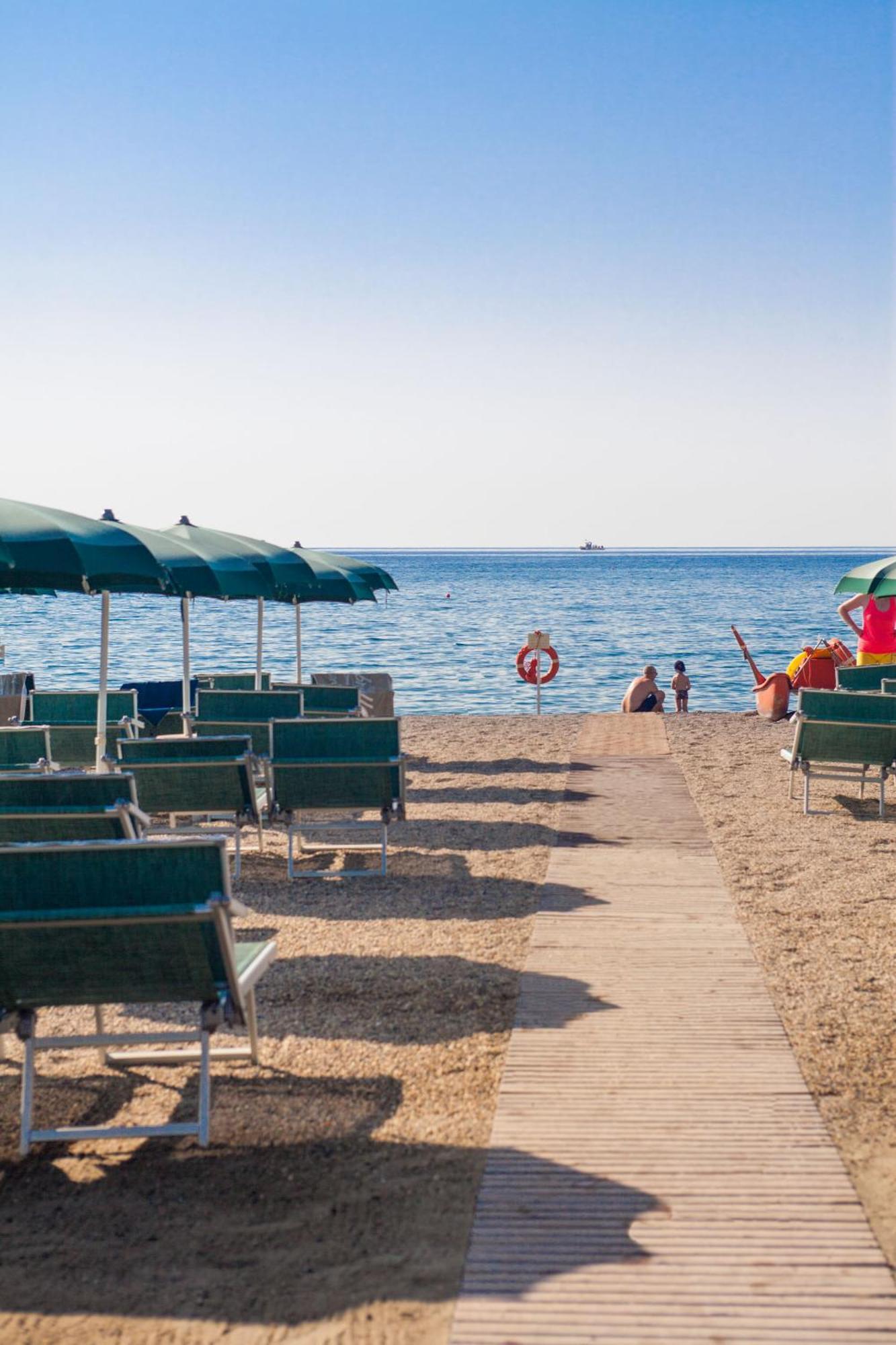 Hotel Gabriella Diano Marina Bagian luar foto
