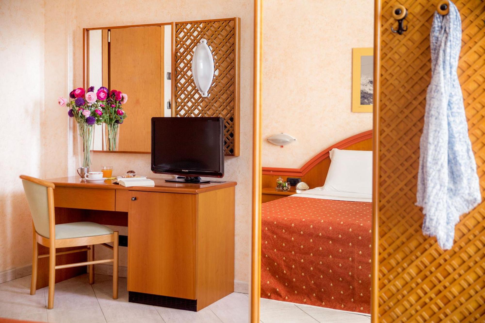 Hotel Gabriella Diano Marina Bagian luar foto